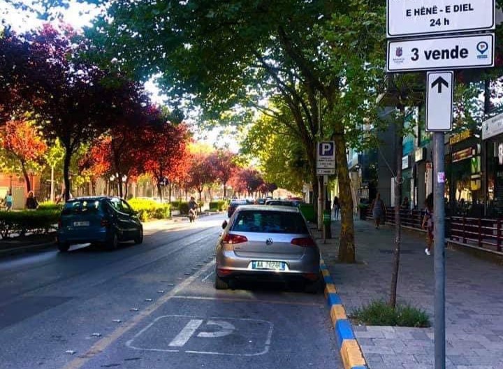 Drejtori i Policisë: Parkimi i dyfishtë do konsiderohet vepër penale që dënohet me burg